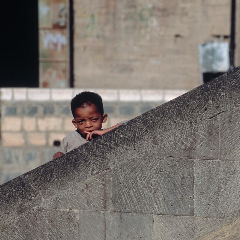 Yemini boy looks over a wall